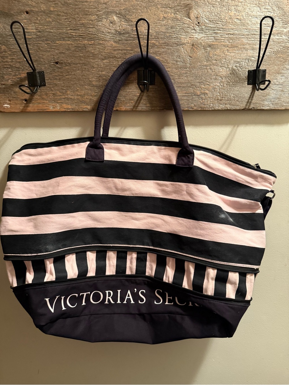 Victoria’s Secret Extra Large Weekender Bag - Picture 4 of 5
